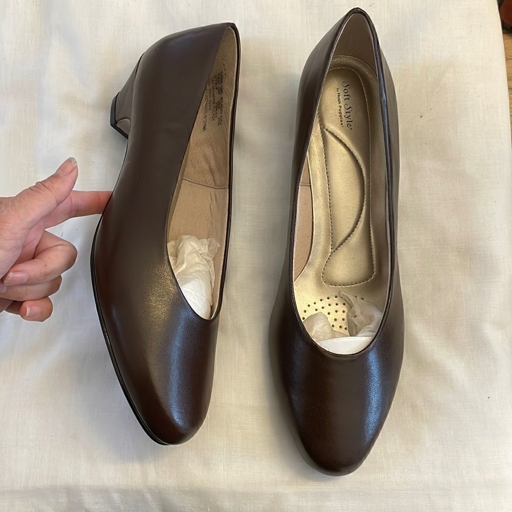 SOFT STYLE BY HUSH PUPPIES BROWN LEATHER SHOES.  NEW IN BOX